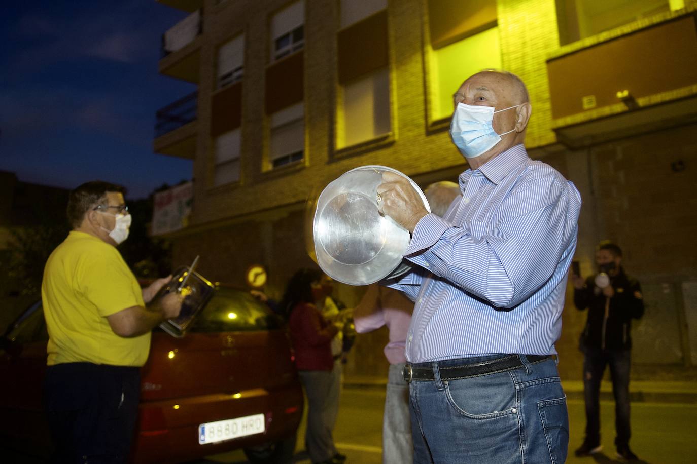 Fotos: Cacerolada en Torreagüera contra varios grupos de okupas