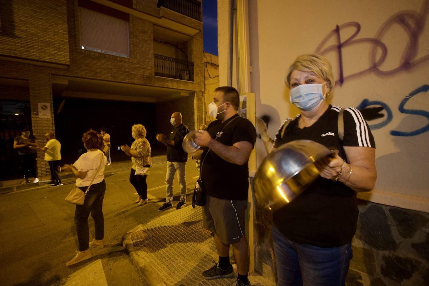 Fotos: Cacerolada en Torreagüera contra varios grupos de okupas