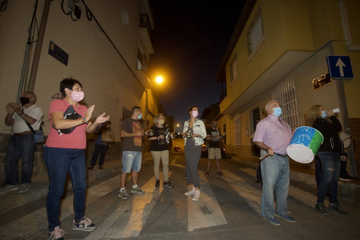 Fotos: Cacerolada en Torreagüera contra varios grupos de okupas