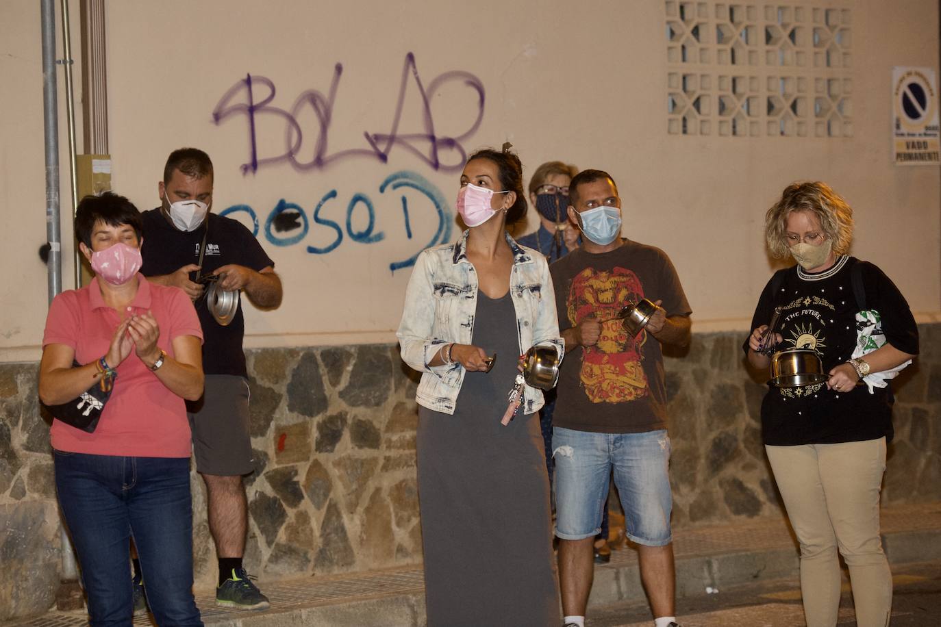 Fotos: Cacerolada en Torreagüera contra varios grupos de okupas