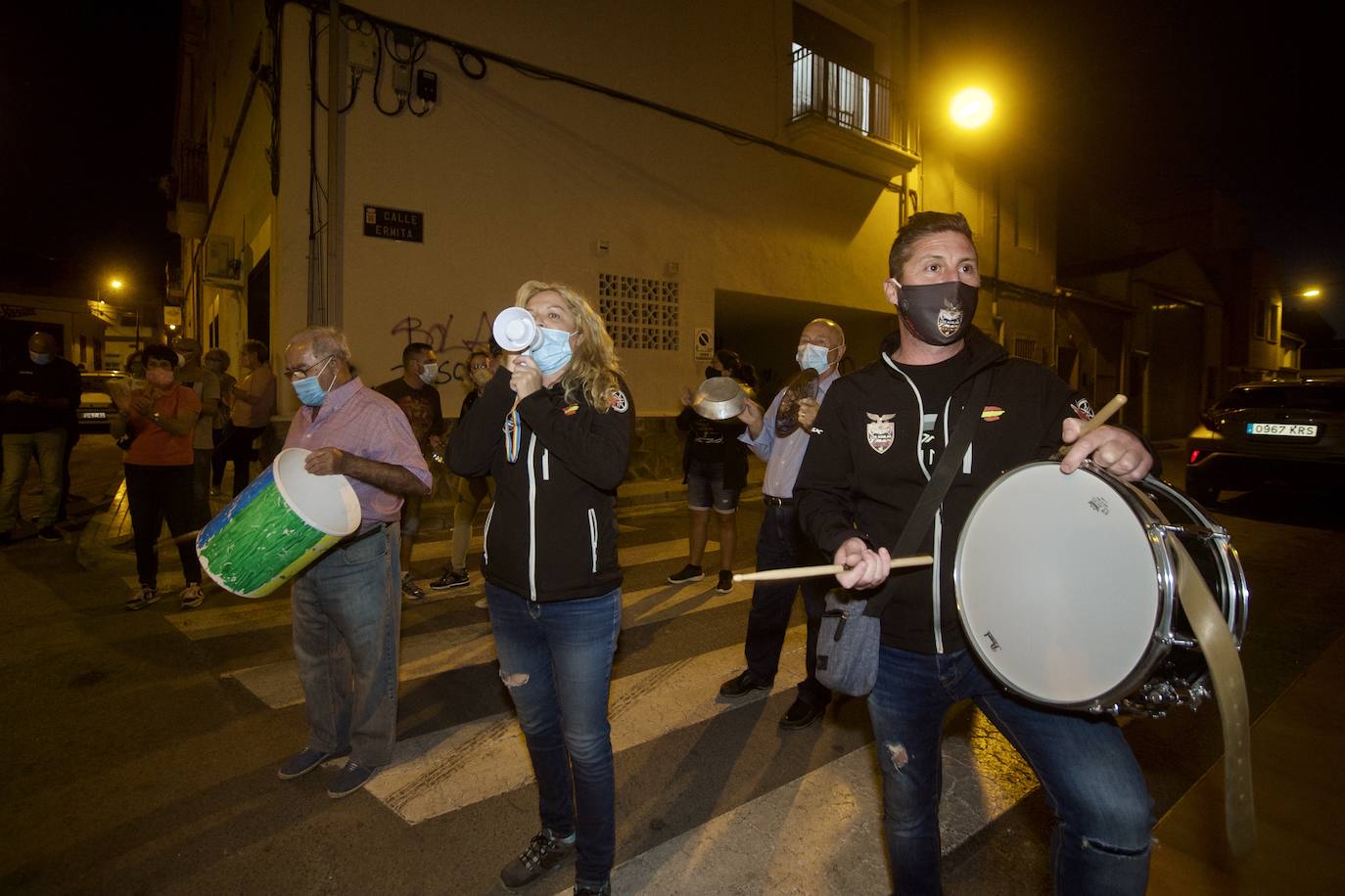 Fotos: Cacerolada en Torreagüera contra varios grupos de okupas