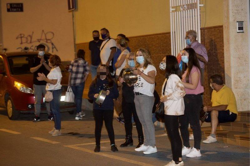 Fotos: Cacerolada en Torreagüera contra varios grupos de okupas