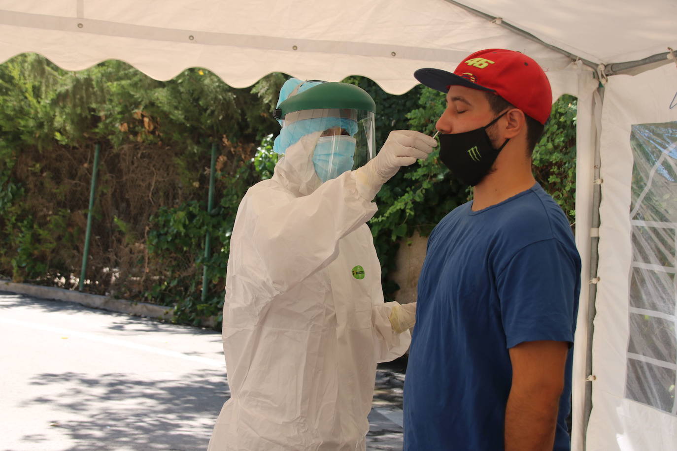 Un sanitario toma una muestra a un paciente para realizar una prueba PCR, en Jumilla.