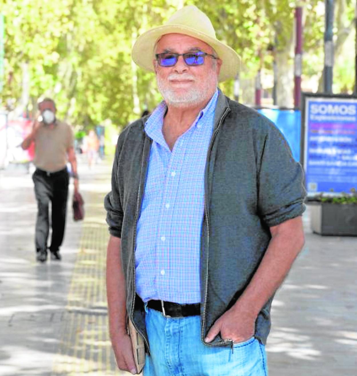 El académico Santiago Delgado, en la avenida Alfonso X El Sabio de Murcia. 