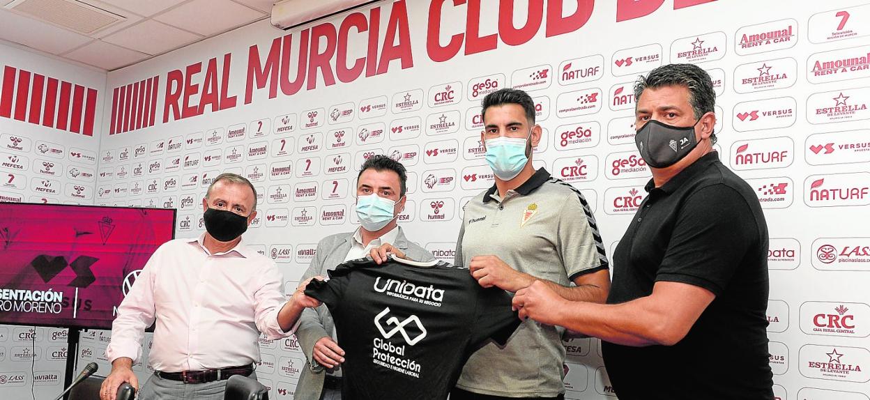 De izquierda a derecha, Francisco Miró, consejero grana; Abel Díaz, patrocinador del club; Álvaro Moreno y Julio Algar, director deportivo grana. 