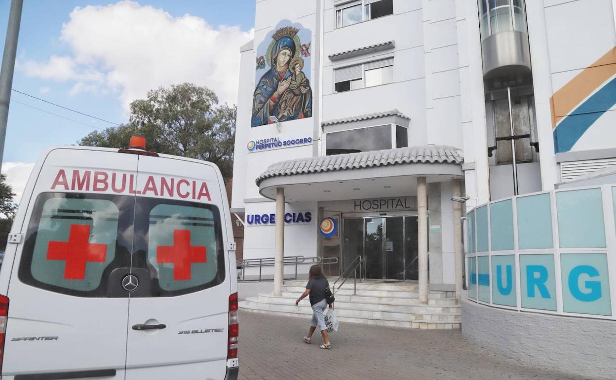 Entrada del hospital Perpetuo Socorro de Cartagena este jueves.