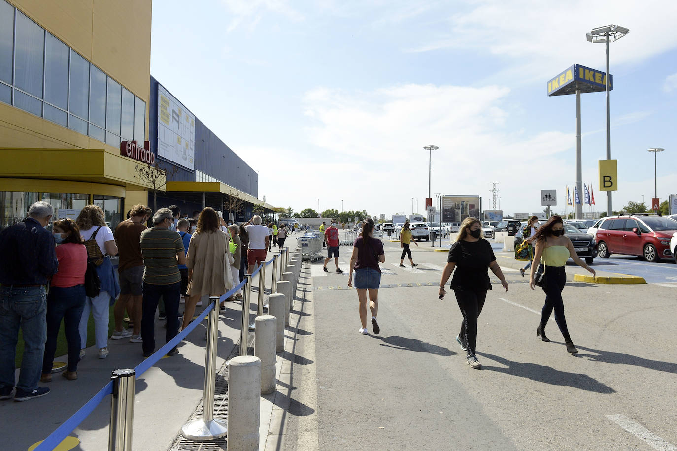 Fotos: Miles de alicantinos aprovechan el festivo local para visitar los centros comerciales de Murcia