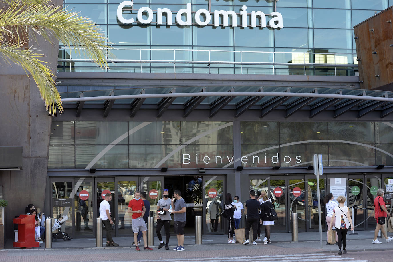 Fotos: Miles de alicantinos aprovechan el festivo local para visitar los centros comerciales de Murcia