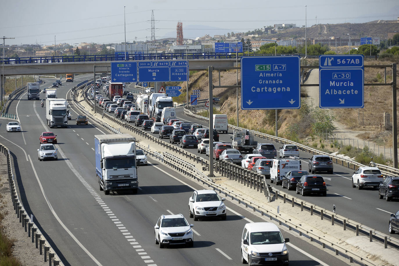Fotos: Miles de alicantinos aprovechan el festivo local para visitar los centros comerciales de Murcia