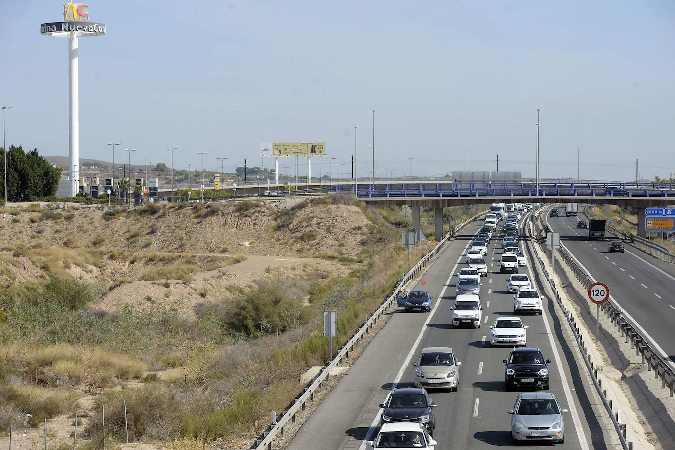 Fotos: Miles de alicantinos aprovechan el festivo local para visitar los centros comerciales de Murcia