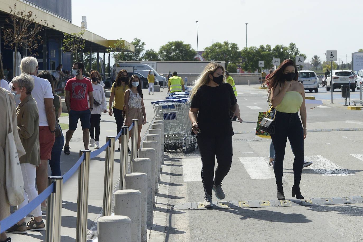 Fotos: Miles de alicantinos aprovechan el festivo local para visitar los centros comerciales de Murcia