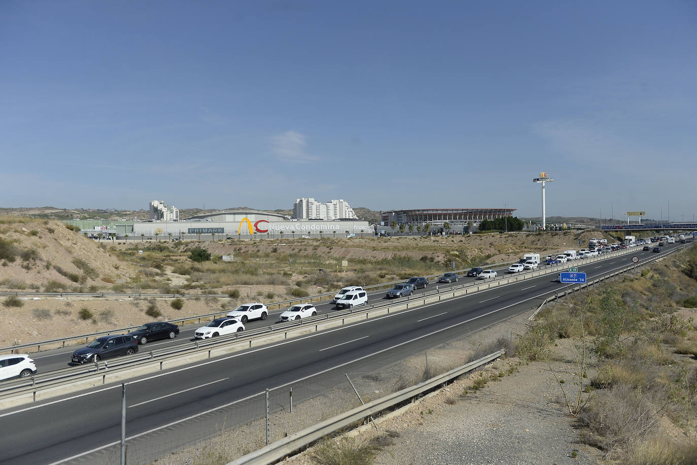 Fotos: Miles de alicantinos aprovechan el festivo local para visitar los centros comerciales de Murcia