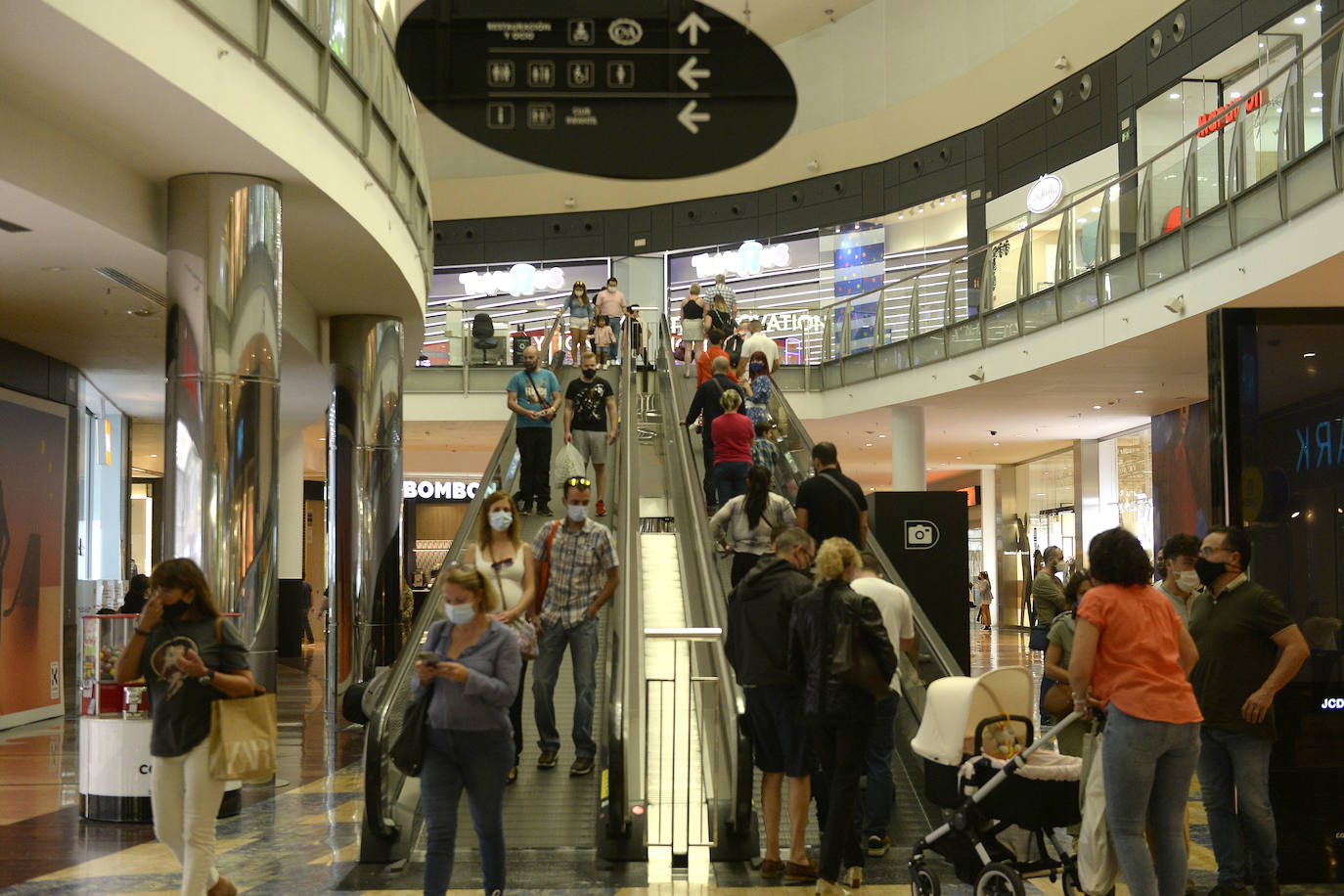 Fotos: Miles de alicantinos aprovechan el festivo local para visitar los centros comerciales de Murcia