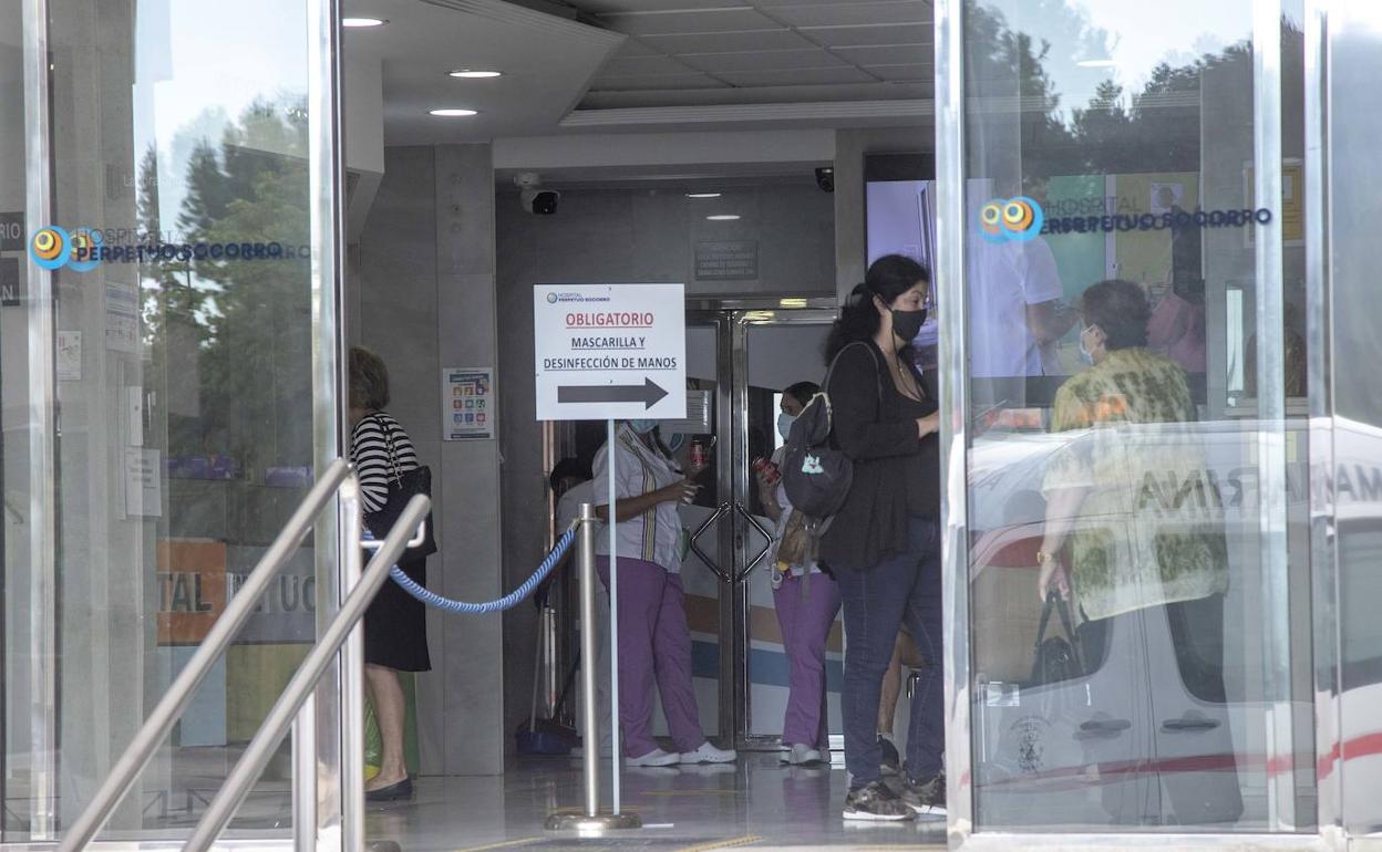 Accesos al hospital Perpetuo Socorro de Cartagena, ayer. 