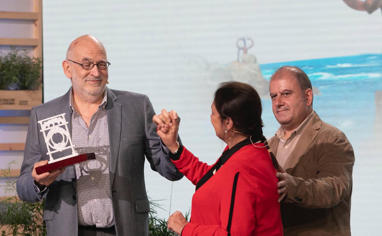 Ignacio Medina, este viernes, junto a Roser Torres y Benjamín Lana. 