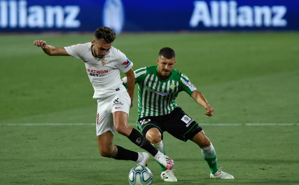 Munir, en un partido entre el Sevilla y el Betis de la pasada campaña. 