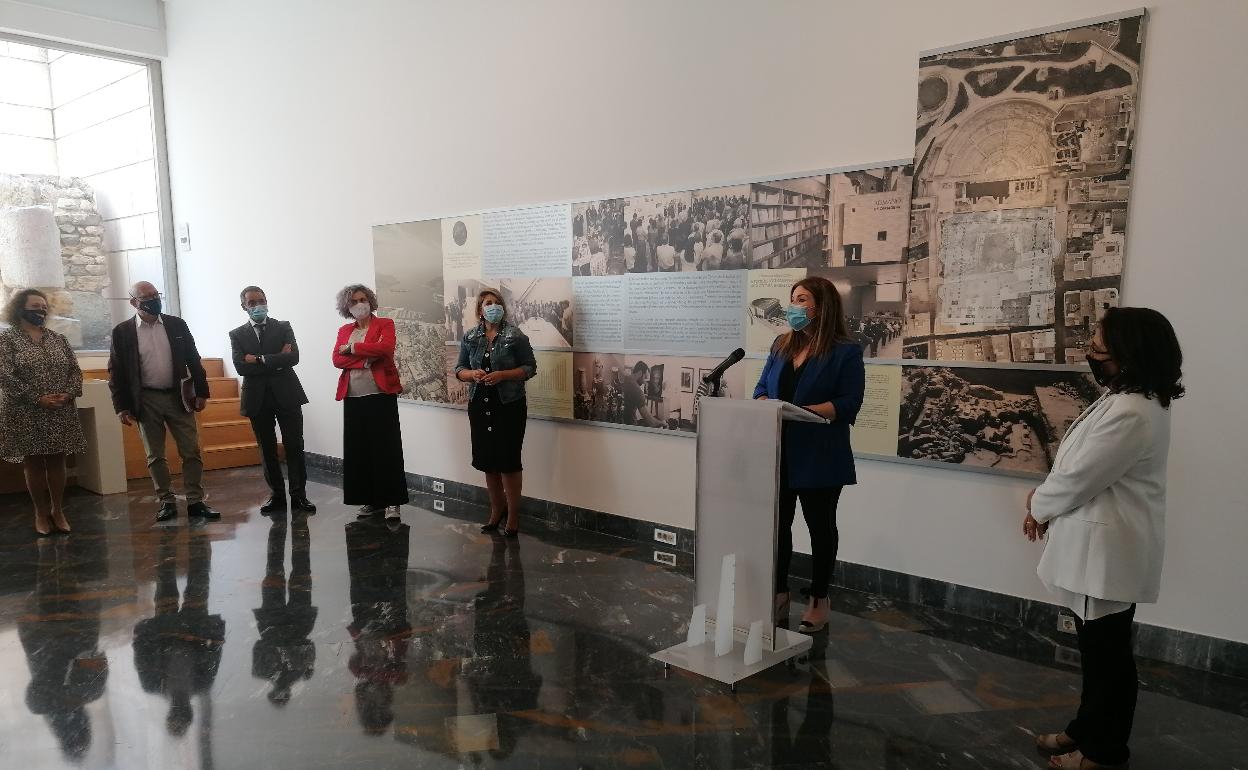 La consejera de Educación y Cultura, Esperanza Moreno y la vicealcaldesa de Cartagena, Noelia Arroyo en la inaguración de la exposición del Museo Teatro Romano de Cartagena. 