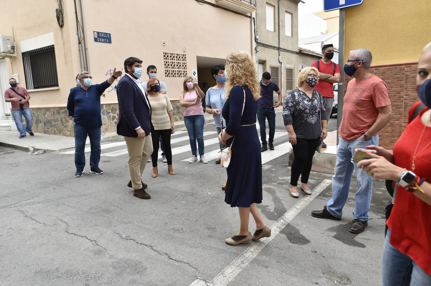 Fotos: Fernando López Miras se reúne con los vecinos de las casas okupadas de Torreagüera
