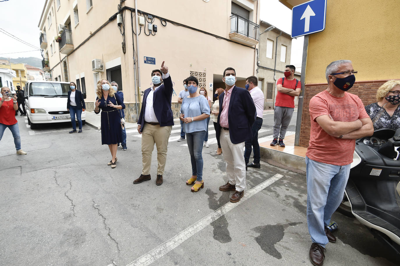 Fotos: Fernando López Miras se reúne con los vecinos de las casas okupadas de Torreagüera