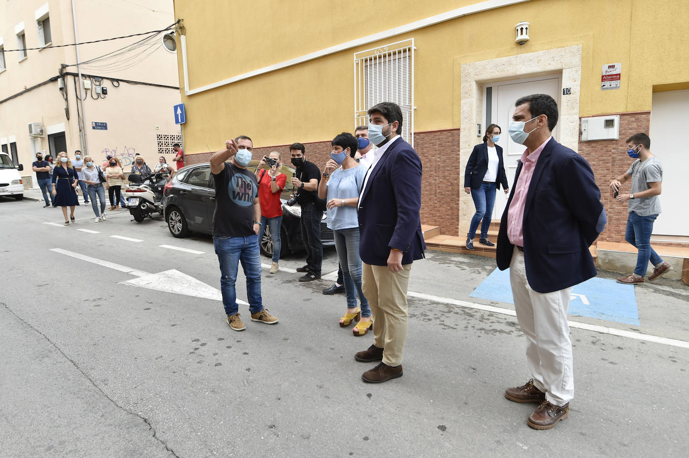 Fotos: Fernando López Miras se reúne con los vecinos de las casas okupadas de Torreagüera