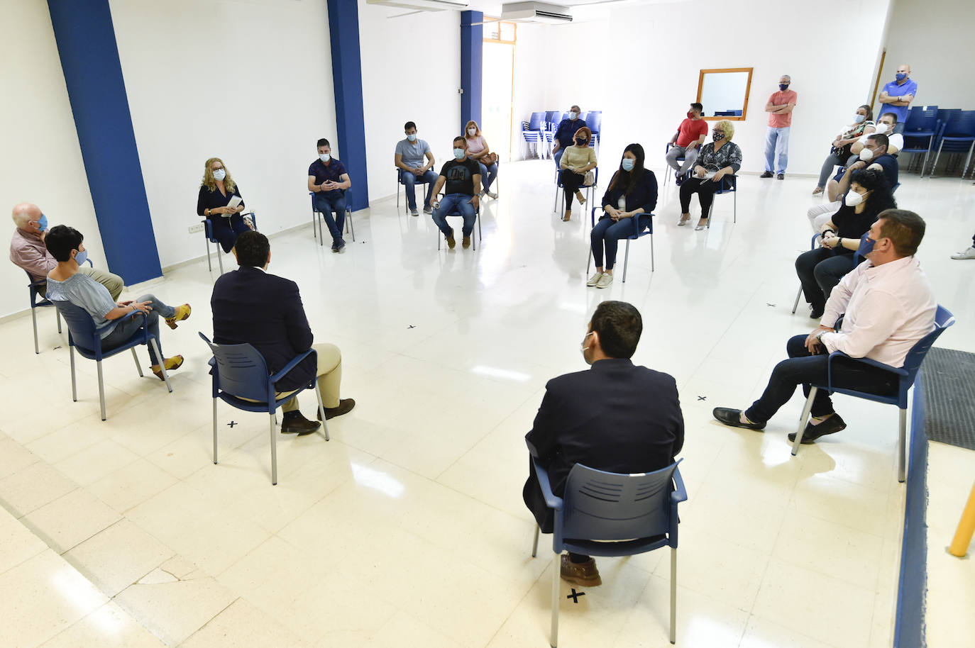 Fotos: Fernando López Miras se reúne con los vecinos de las casas okupadas de Torreagüera