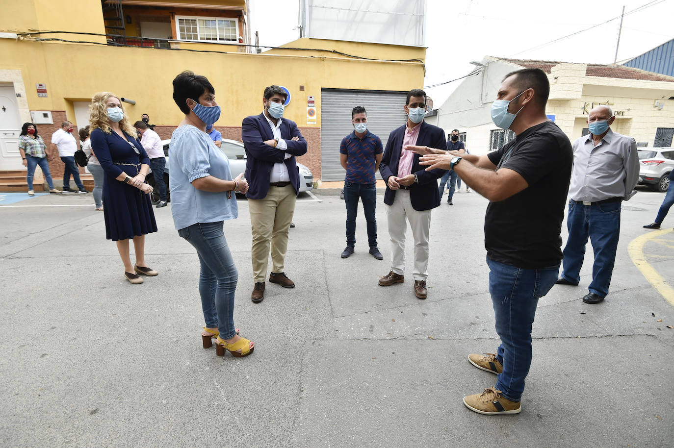 Fotos: Fernando López Miras se reúne con los vecinos de las casas okupadas de Torreagüera