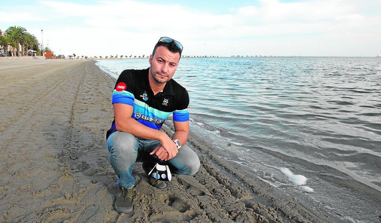 El nadador catalán Alberto Lorente, en la playa de Lo Pagán, ayer. 