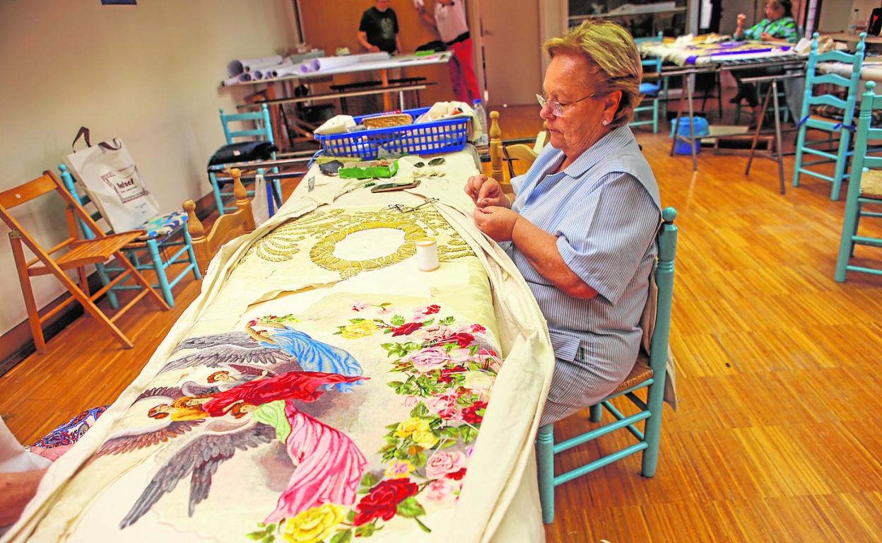 La Covid paraliza la actividad en los talleres de bordados de Lorca | La Verdad