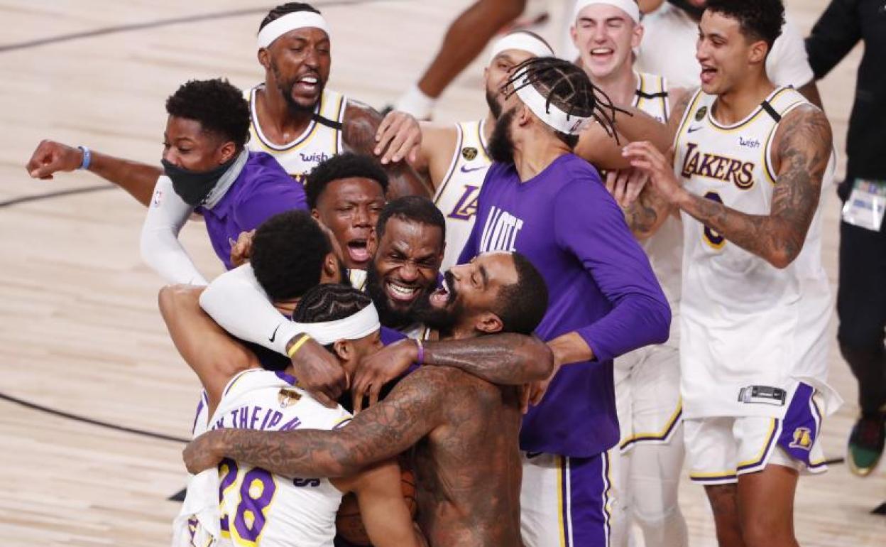 Los jugadores de los Lakers celebran la victoria 