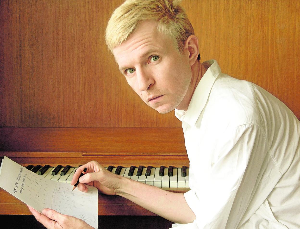 tJay-Jay Johanson escribe en su estudio una de sus piezas al calor del piano.