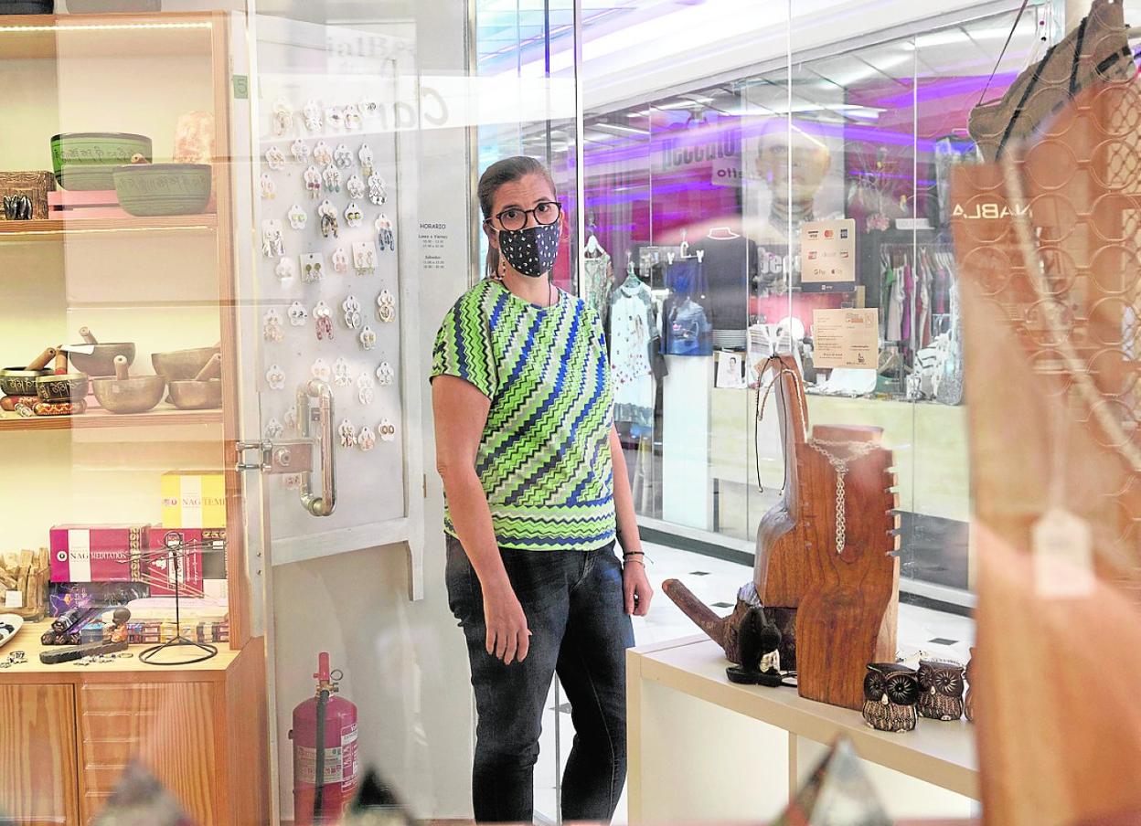 Ana de Pedro, fotografiada en su tienda de bisutería artesanal en el centro de Murcia. 