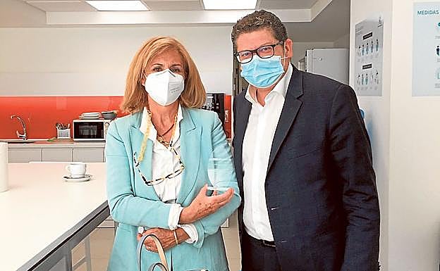 Rosa García, de Astrapace, con el premio, junto a Alberto Carretón. 