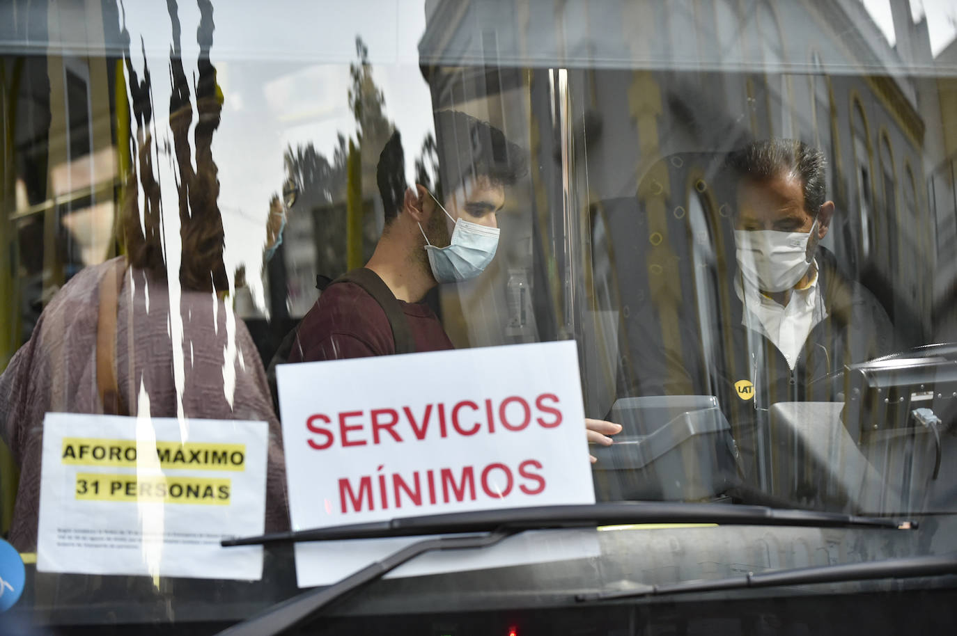 Fotos: Manifestación de los trabajadores de Latbus en Murcia