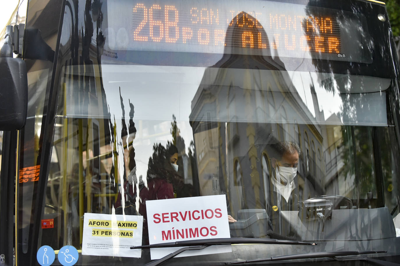 Fotos: Manifestación de los trabajadores de Latbus en Murcia