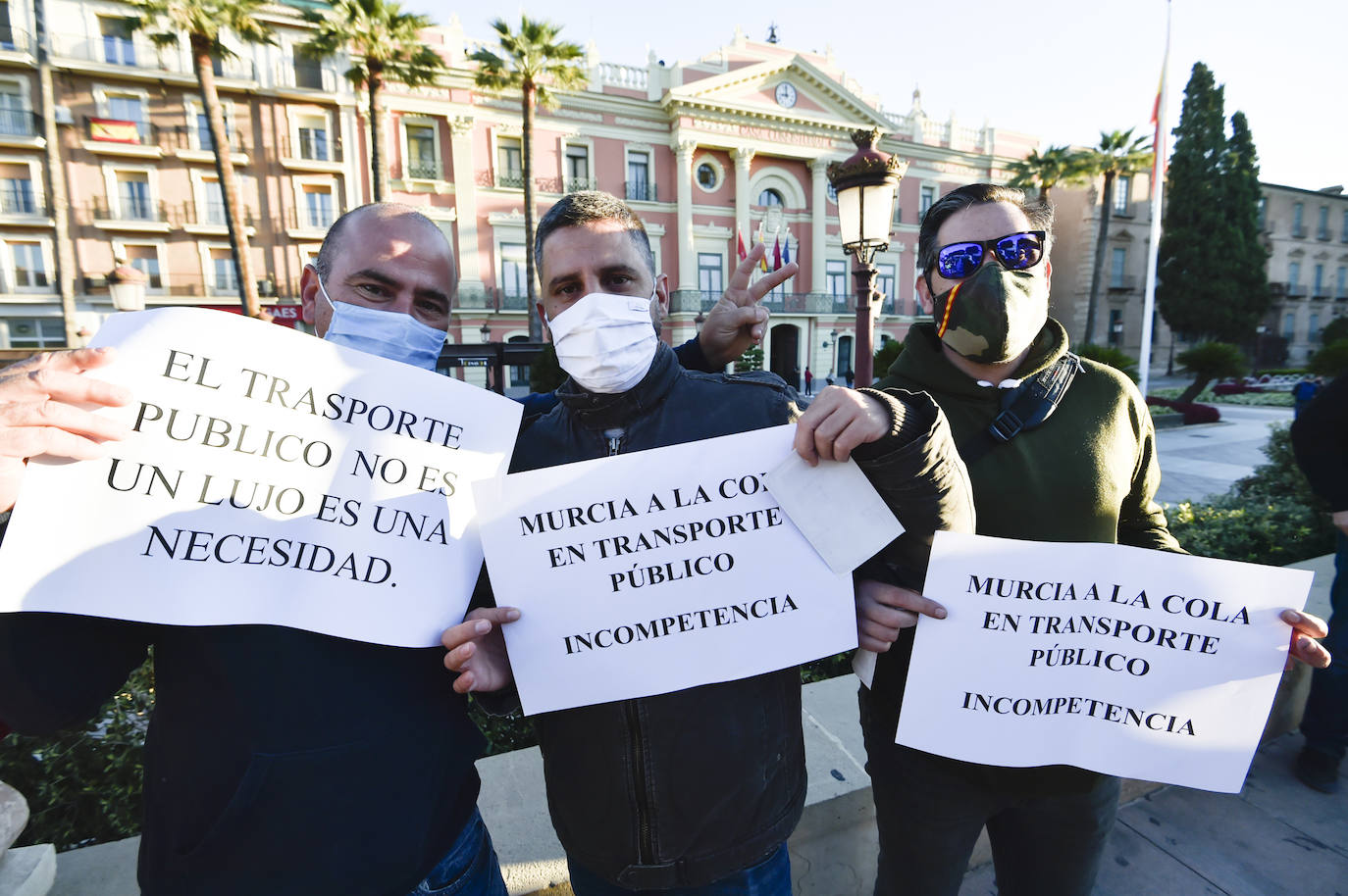 Fotos: Manifestación de los trabajadores de Latbus en Murcia