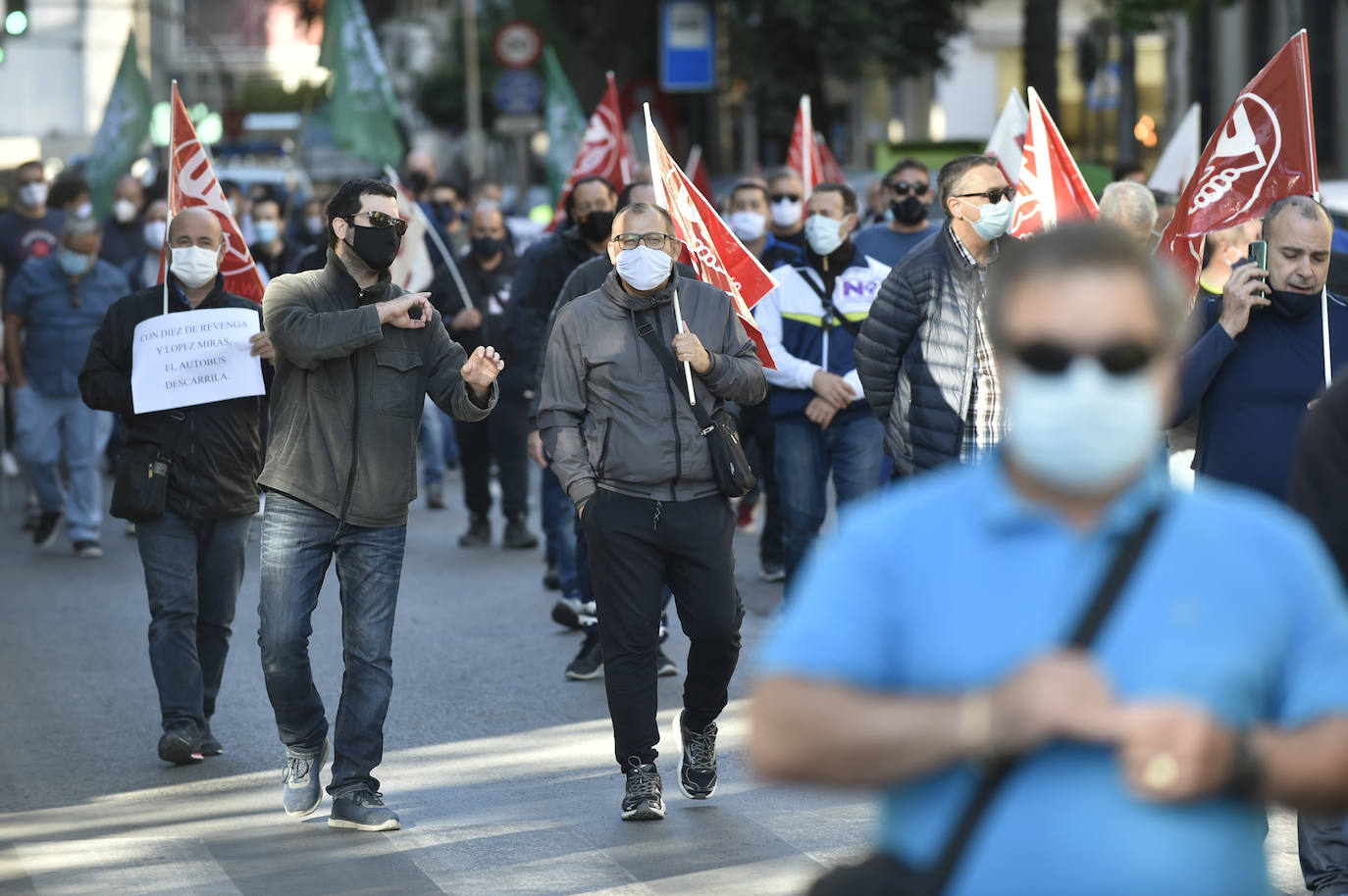 Fotos: Manifestación de los trabajadores de Latbus en Murcia