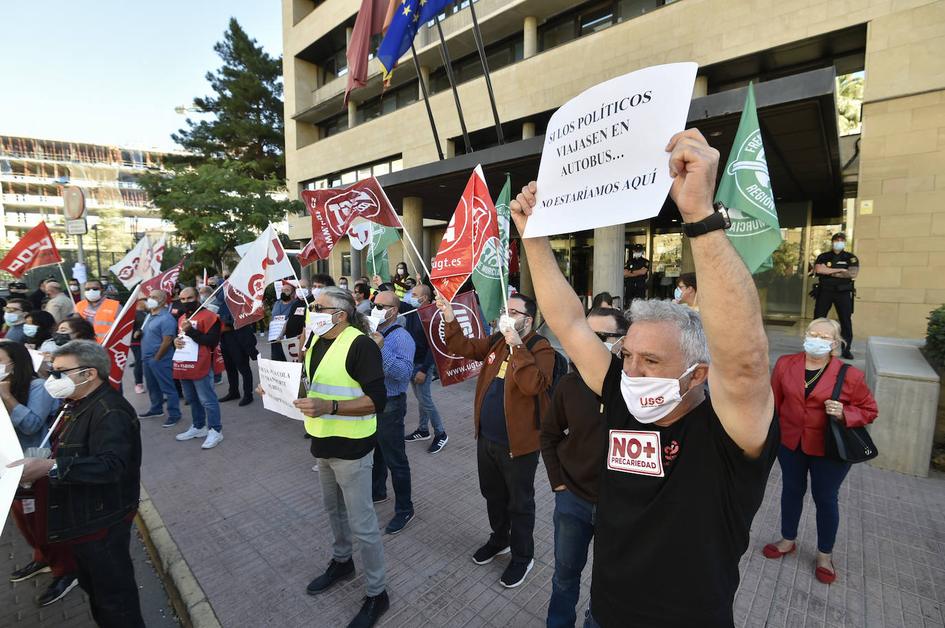 Fotos: Manifestación de los trabajadores de Latbus en Murcia