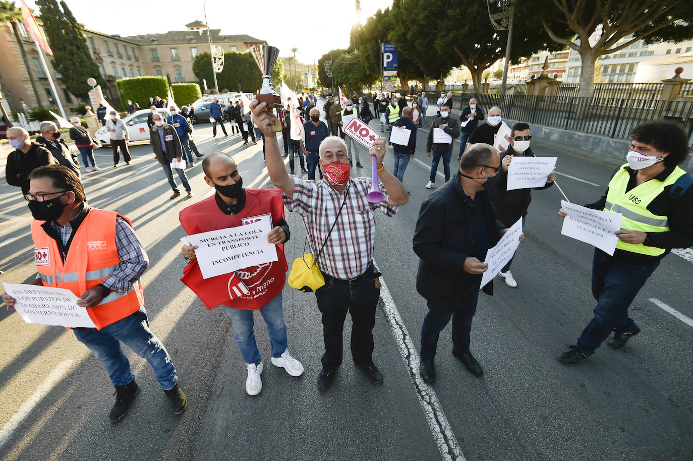 Fotos: Manifestación de los trabajadores de Latbus en Murcia