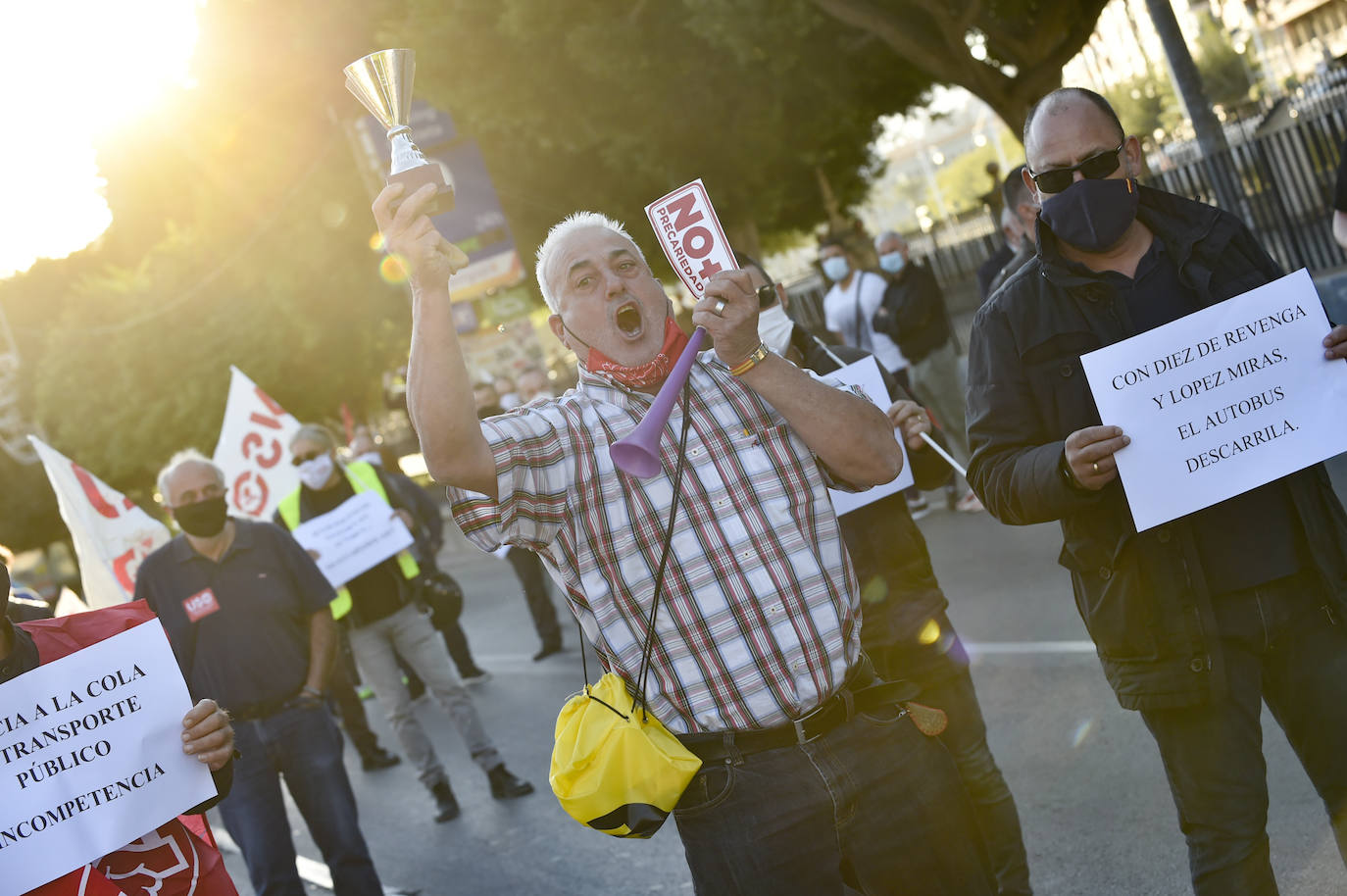 Fotos: Manifestación de los trabajadores de Latbus en Murcia