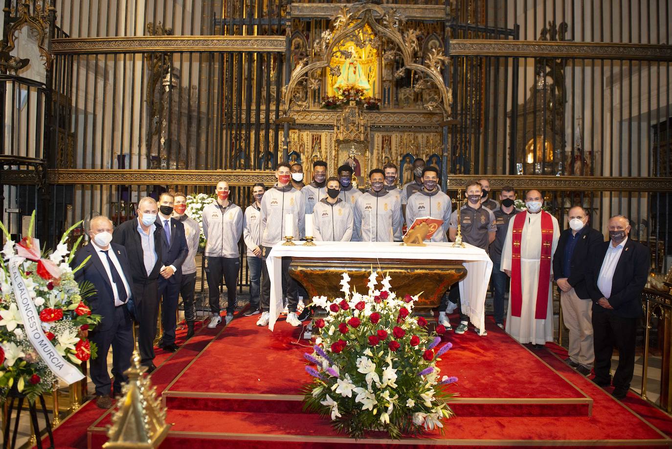 Fotos: Ofrenda floral del Murcia en la catedral