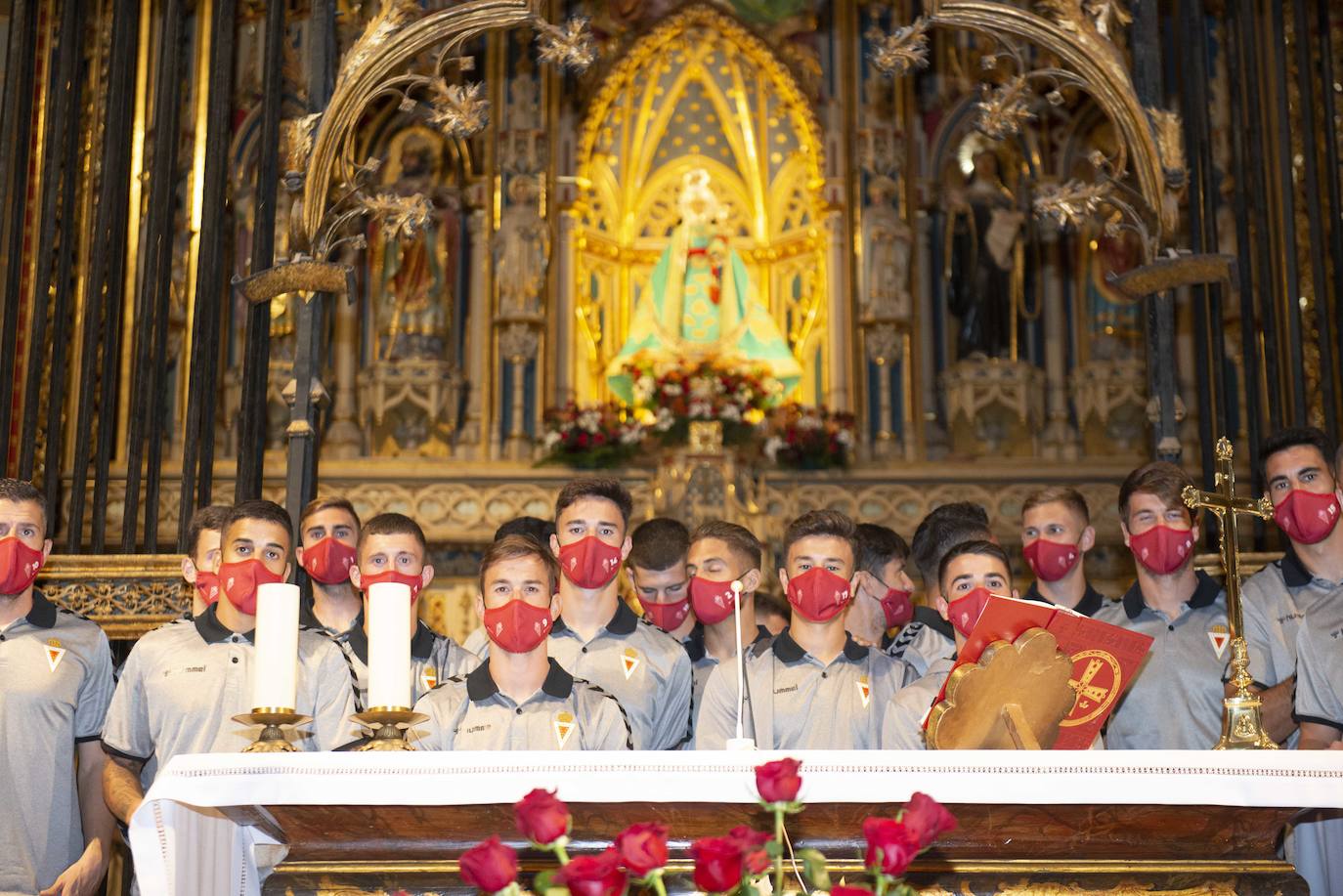 Fotos: Ofrenda floral del Murcia en la catedral