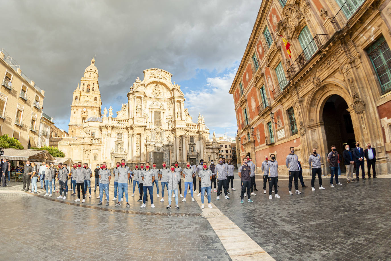 Fotos: Ofrenda floral del Murcia en la catedral