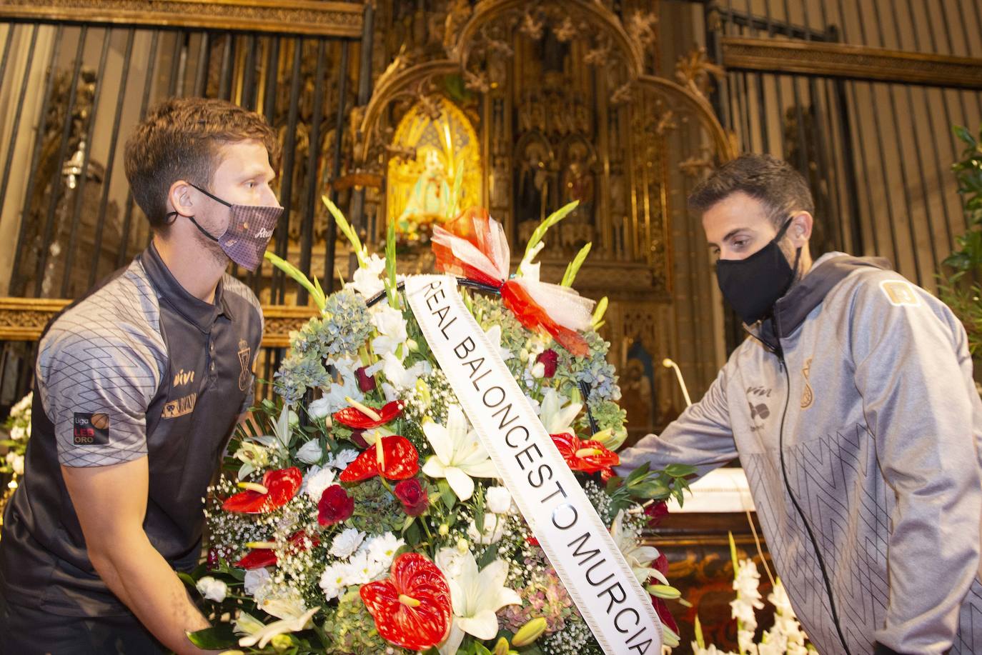 Fotos: Ofrenda floral del Murcia en la catedral