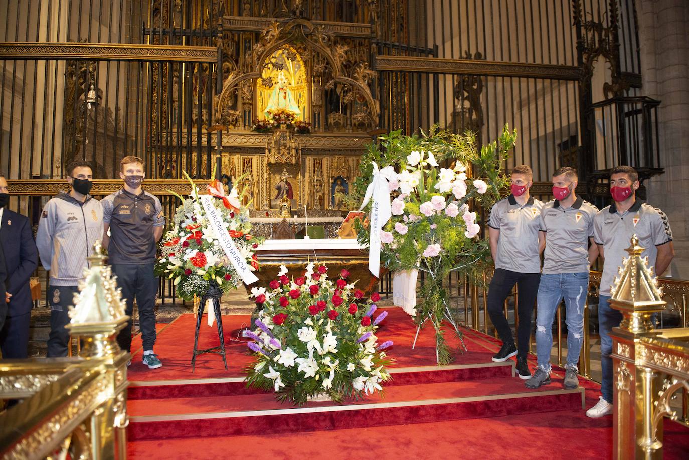 Fotos: Ofrenda floral del Murcia en la catedral