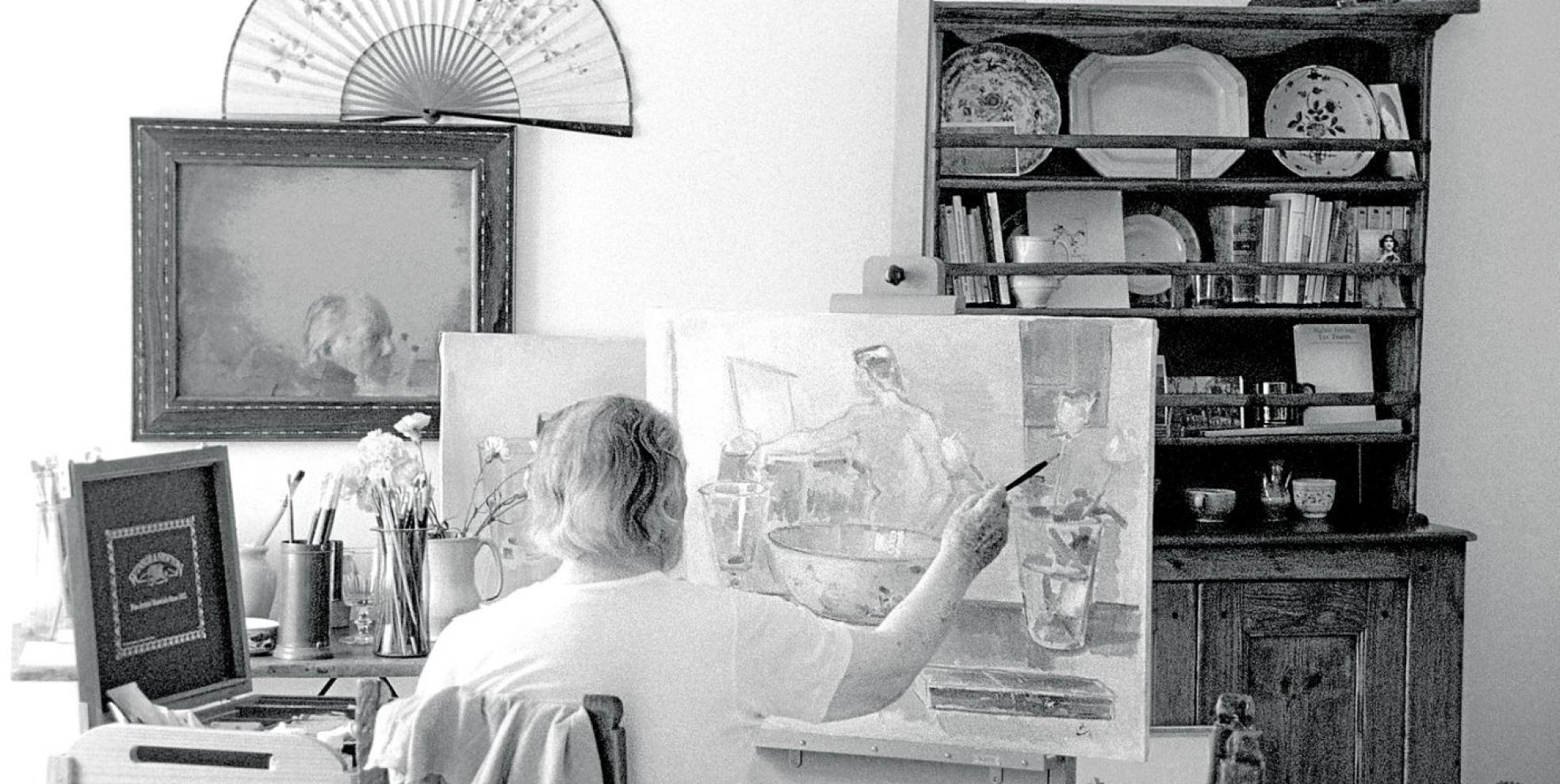 Fotografía de Isabel Verdejo en la que se ve al pintor de espaldas en su estudio. 