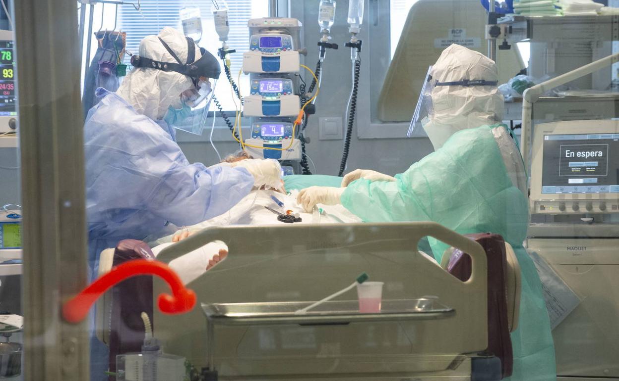 Dos sanitarios en Urgencias del hospital Reina Sofía, en una imagen de archivo.