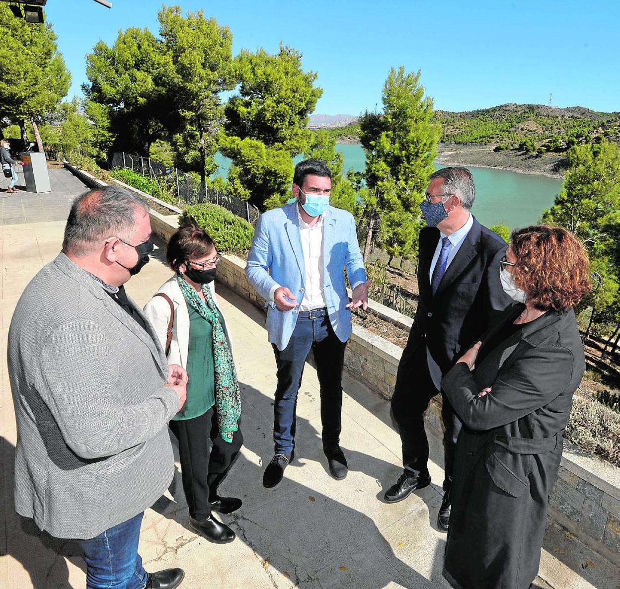 Lucas Jiménez, Fca. Baraza, Antonio Luengo, Mario Urrea y Mónica Gonzalo, ayer en el pantano de Santomera. 
