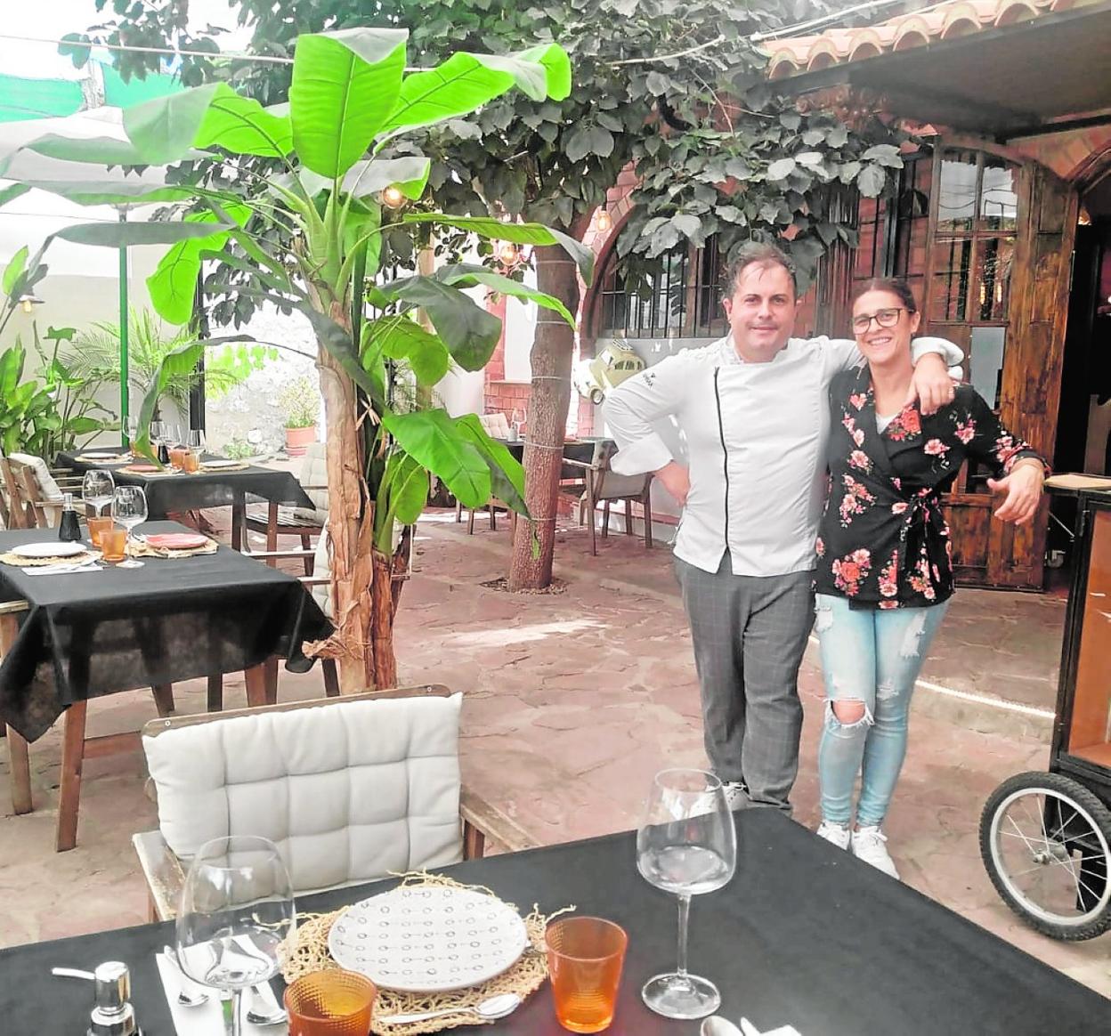 El chef David Marqués y la jefa de sala, Silvia Almer, en el salón de la terraza del restaurante.