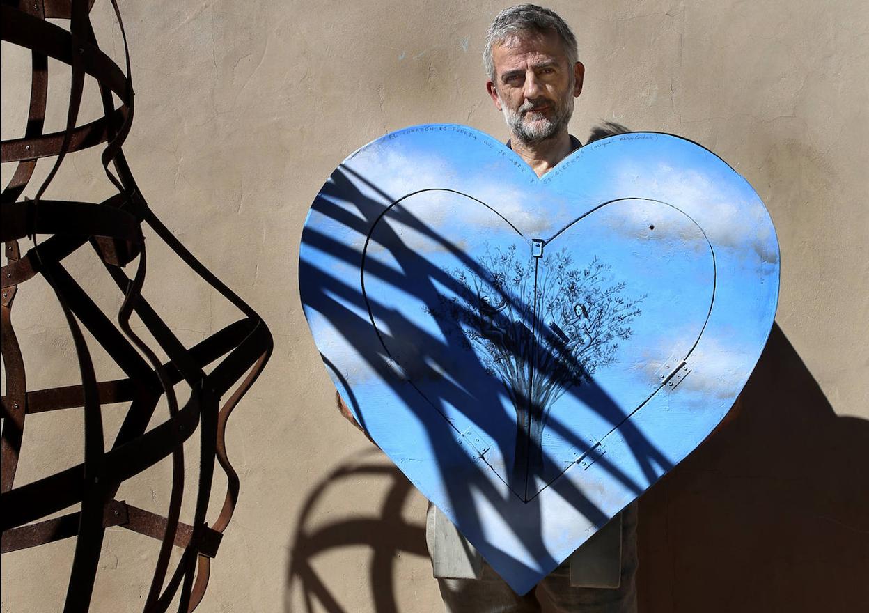 El pintor y escultor Pepe Yagües, en su casa-estudio, junto a una de sus obras, dedicada al poeta Miguel Hernández.