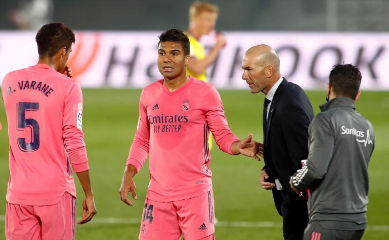 Zinedine Zidane conversa con Casemiro y Varane durante el Real Madrid-Cádiz del sábado en Valdebebas.